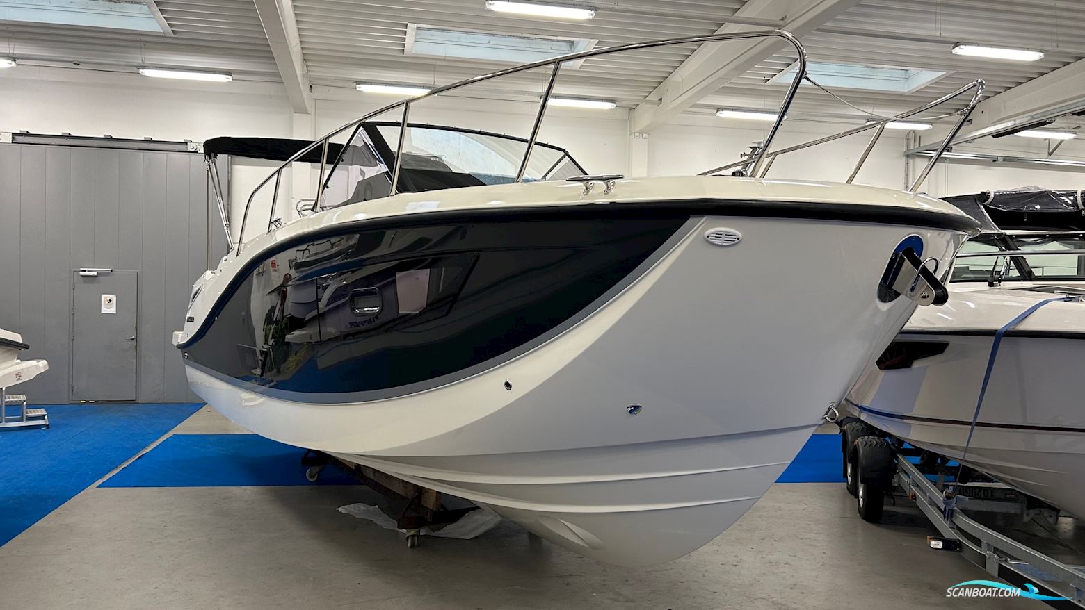 Quicksilver Activ 875 Sundeck