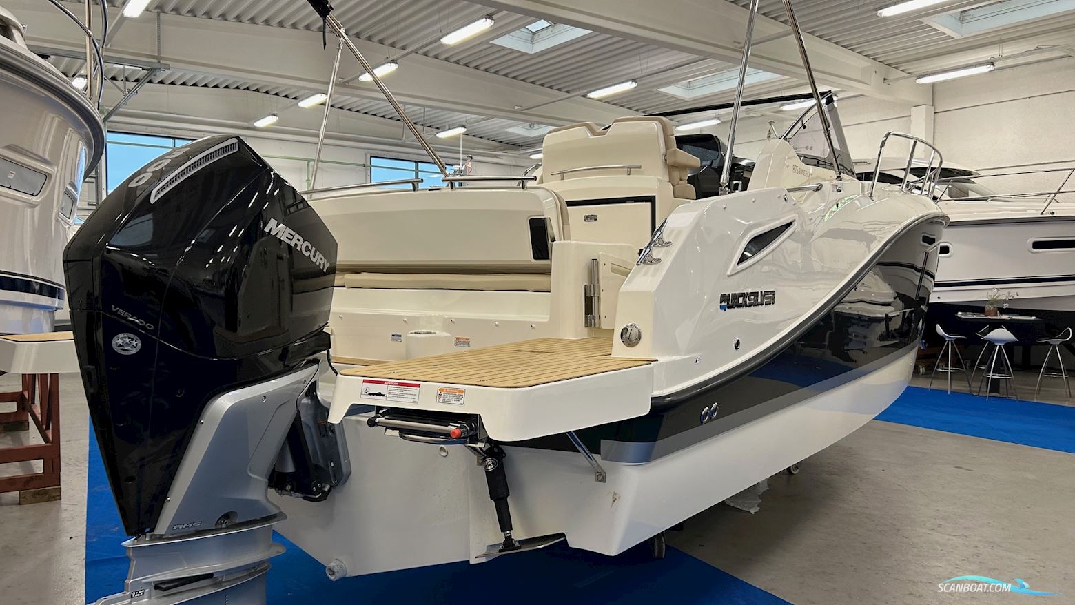 Quicksilver Activ 875 Sundeck