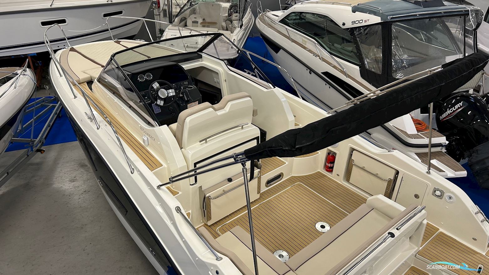 Quicksilver Activ 875 Sundeck