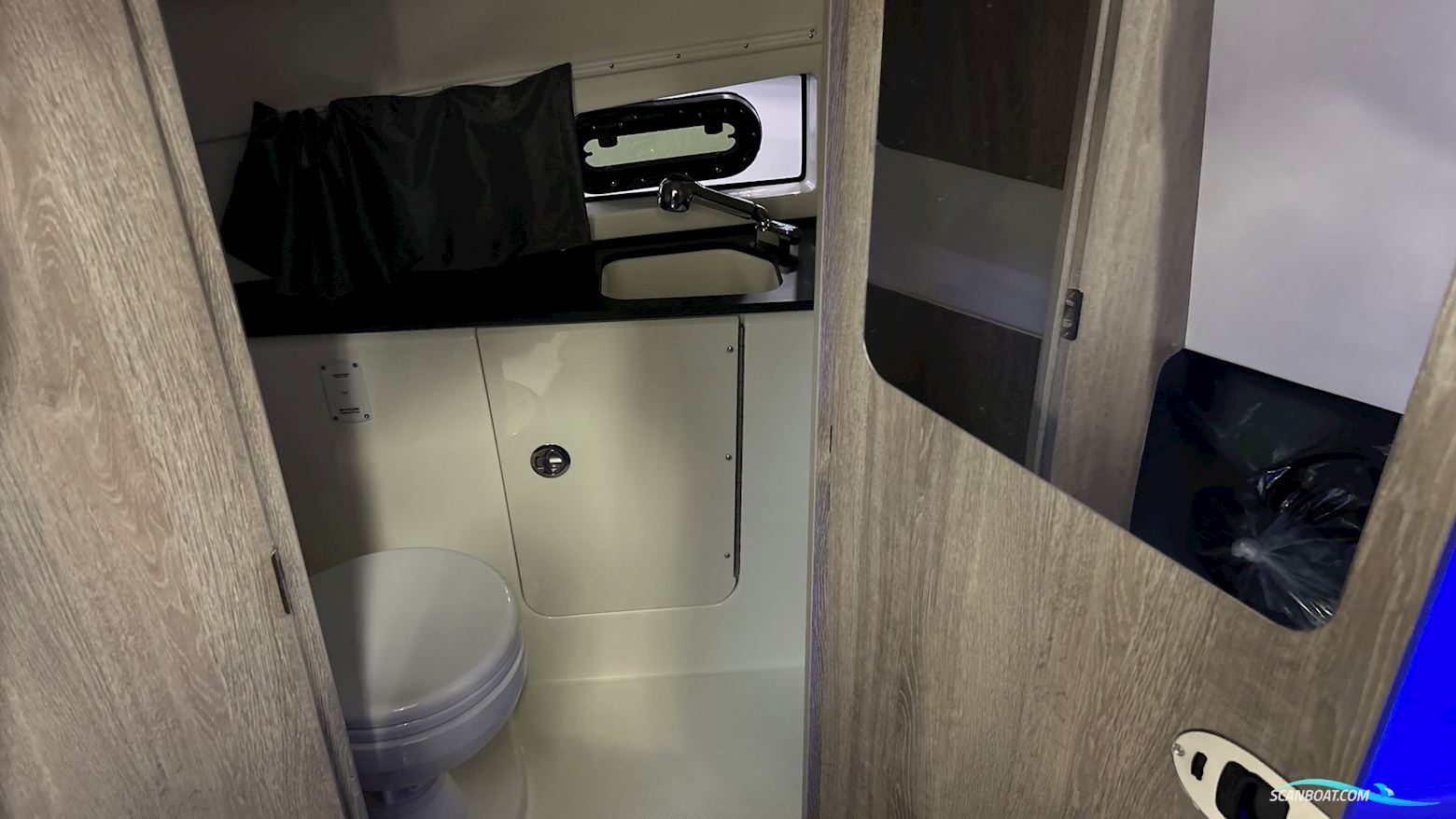 Quicksilver Activ 875 Sundeck