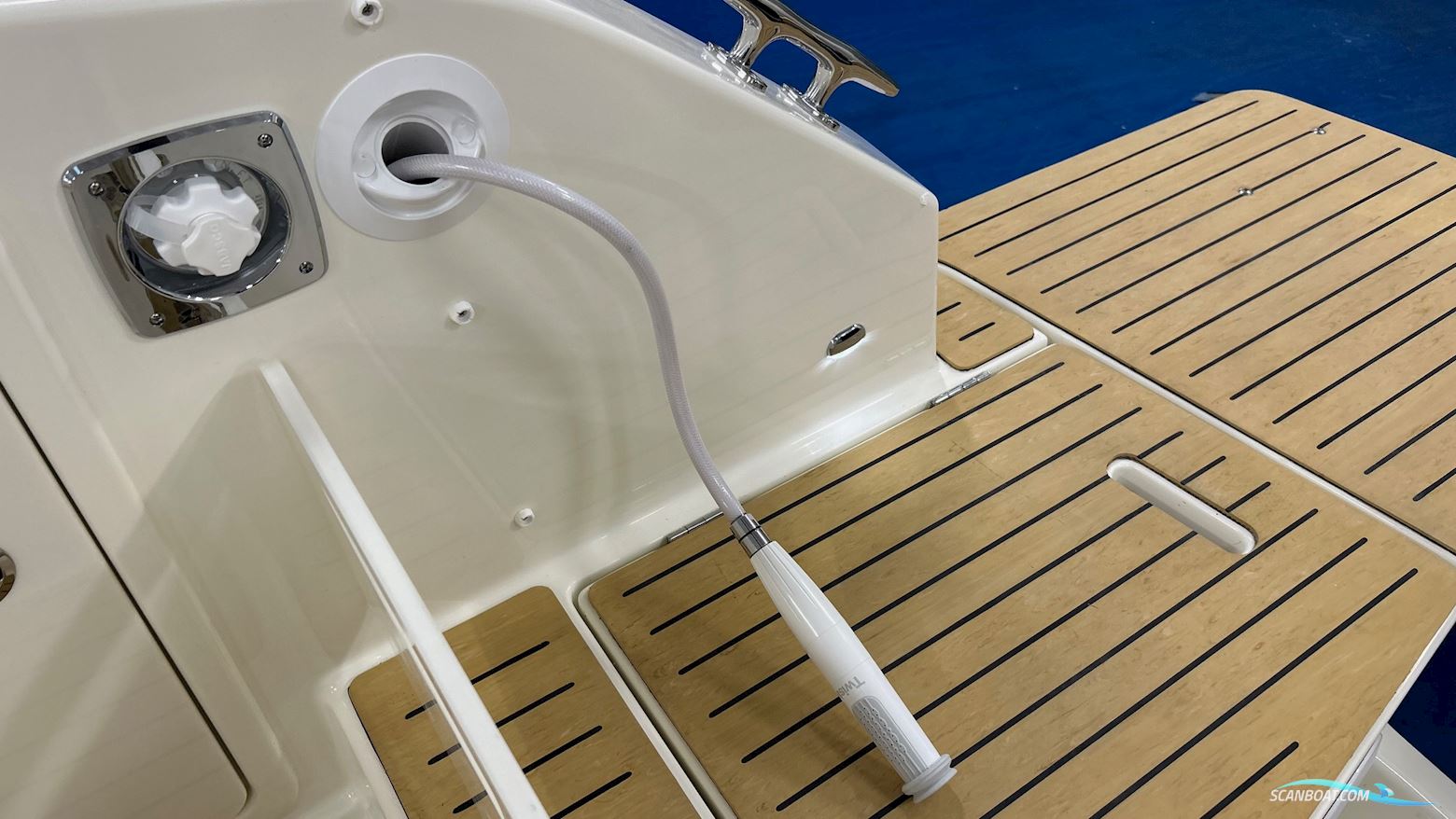 Quicksilver Activ 875 Sundeck