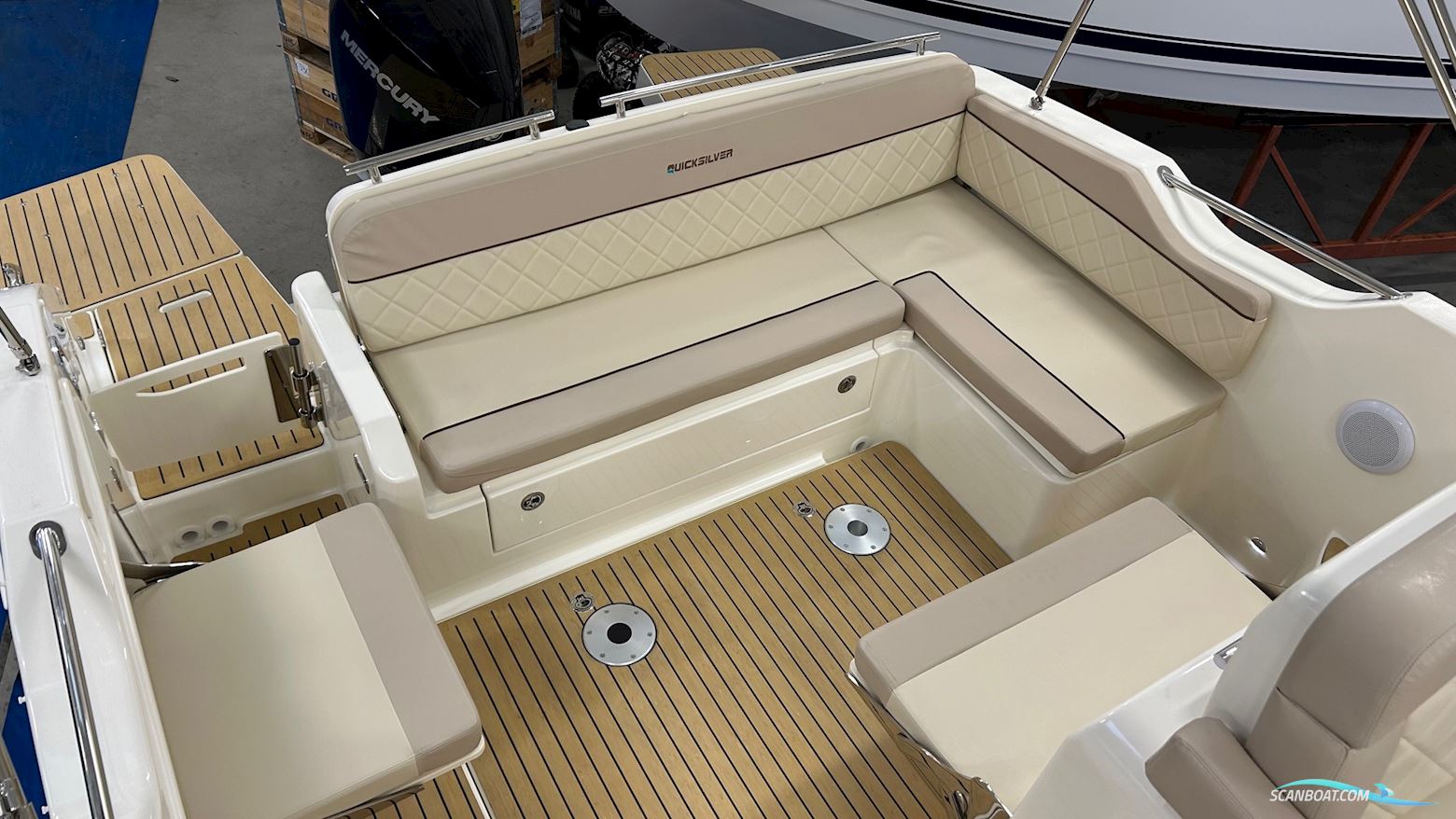 Quicksilver Activ 875 Sundeck