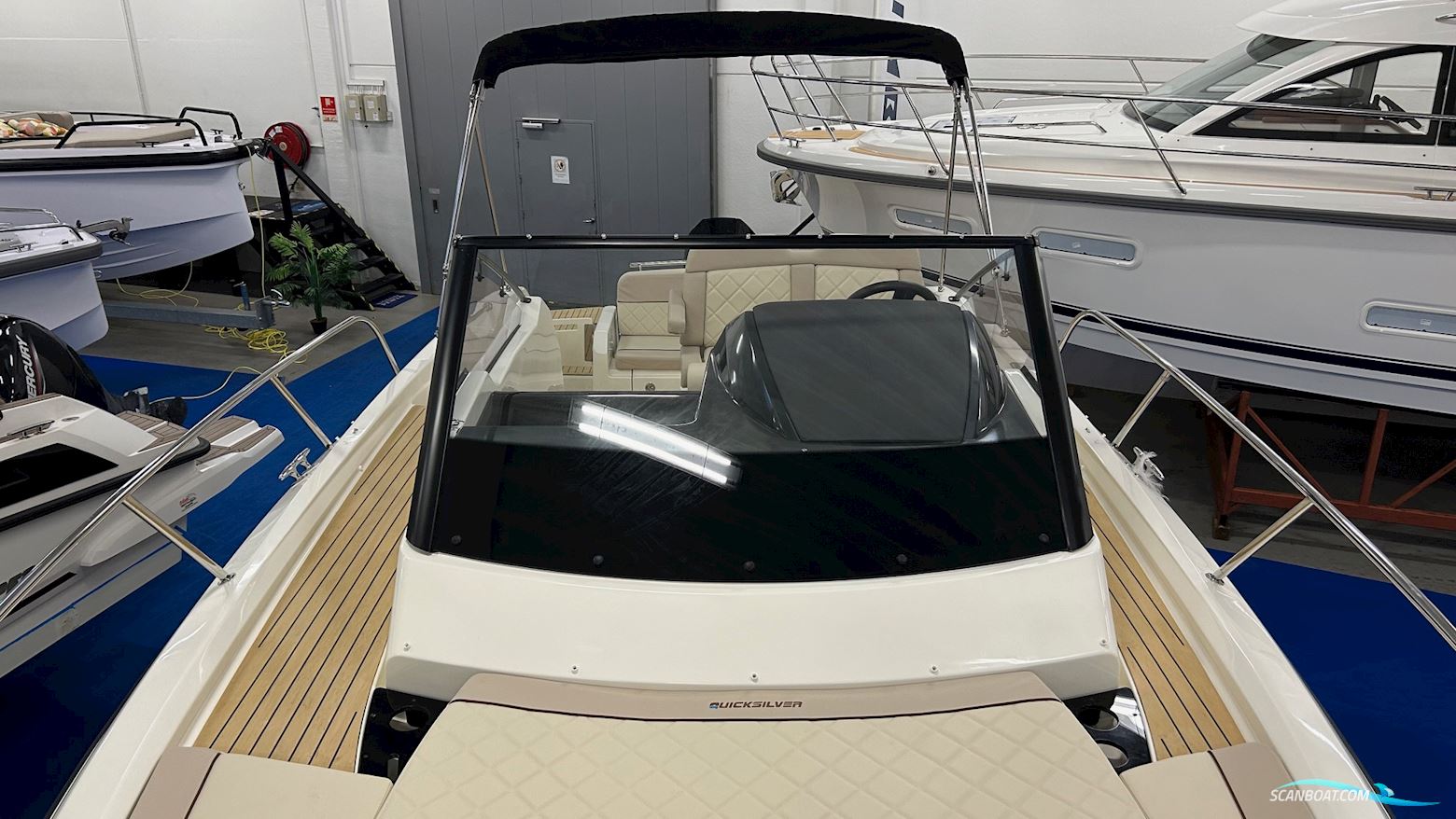 Quicksilver Activ 875 Sundeck