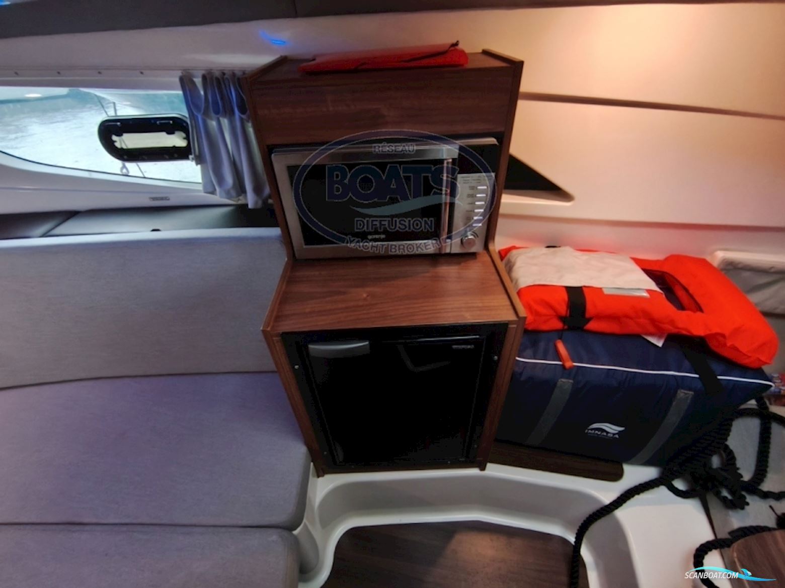 Quicksilver Activ 875 Sundeck