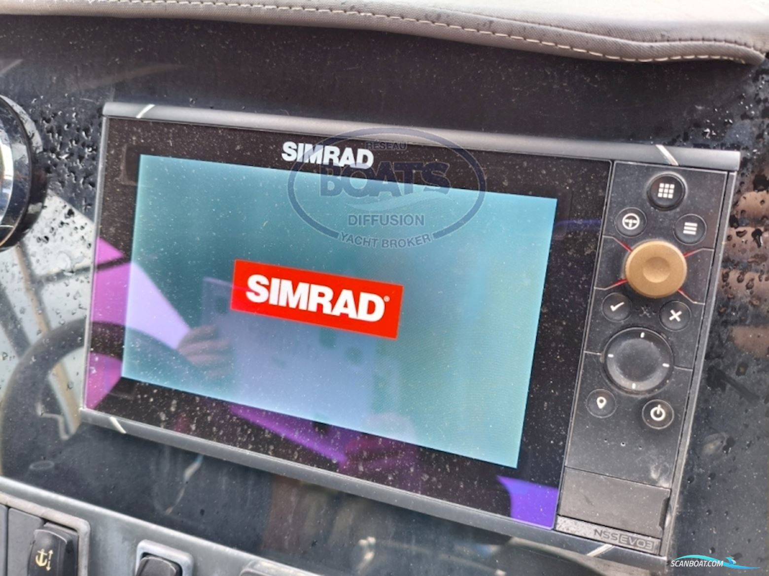 Quicksilver Activ 875 Sundeck