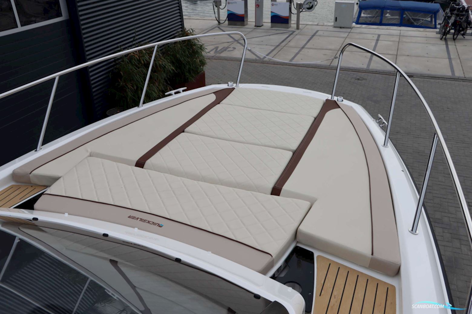 Quicksilver Activ 875 Sundeck
