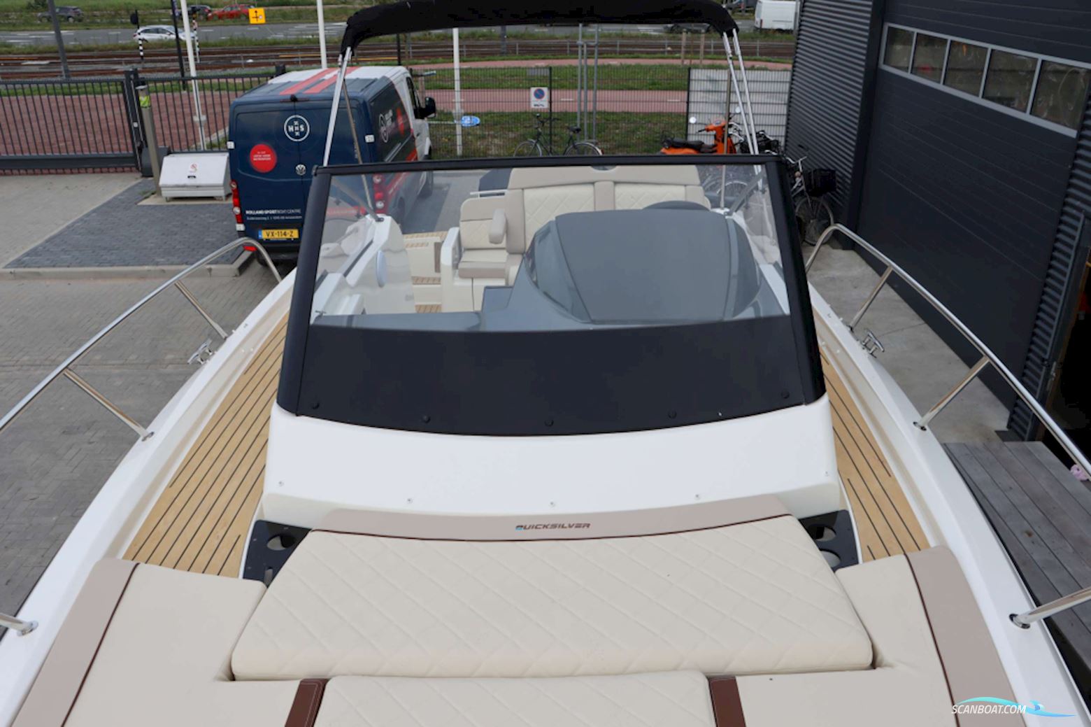 Quicksilver Activ 875 Sundeck