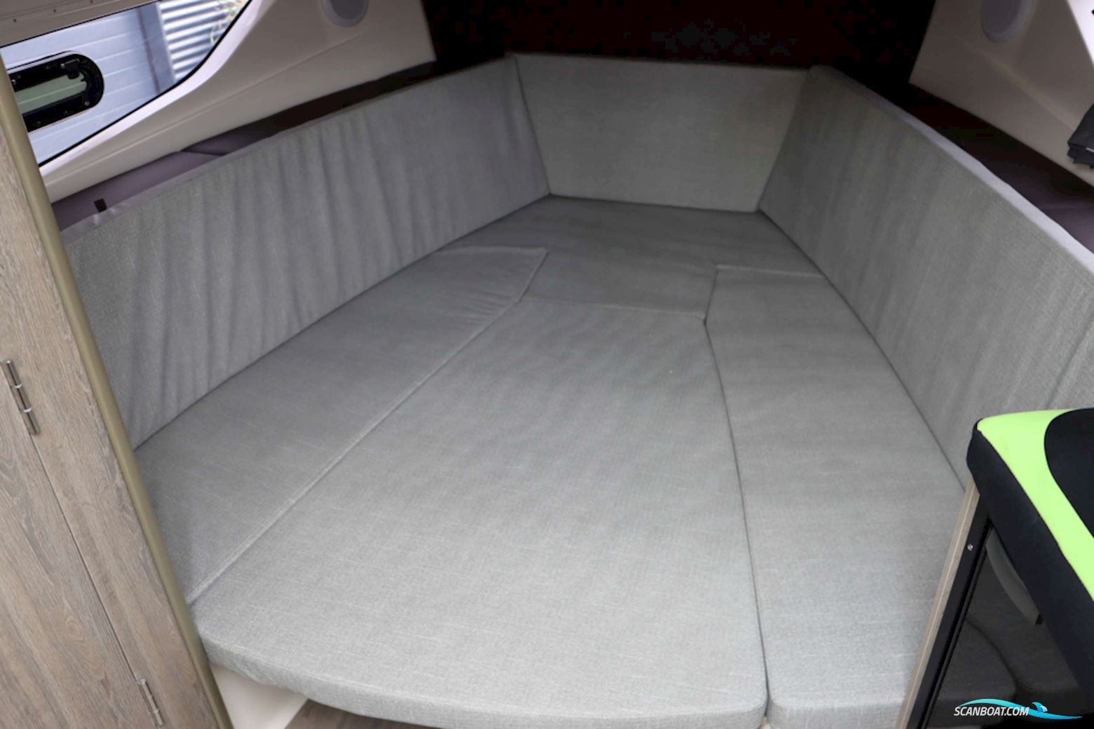 Quicksilver Activ 875 Sundeck