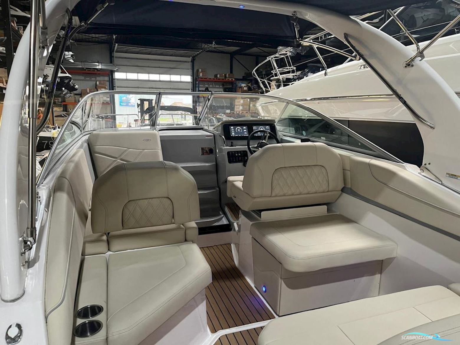 Regal 26 Express Cruiser