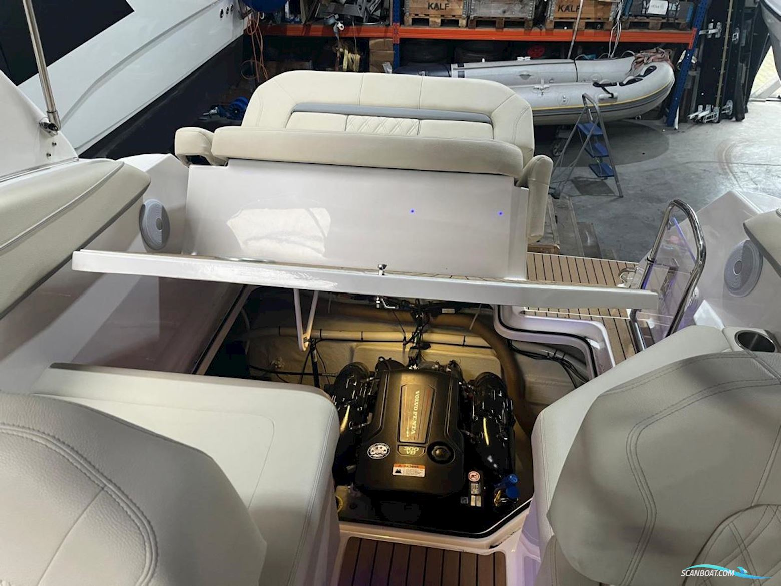 Regal 26 Express Cruiser