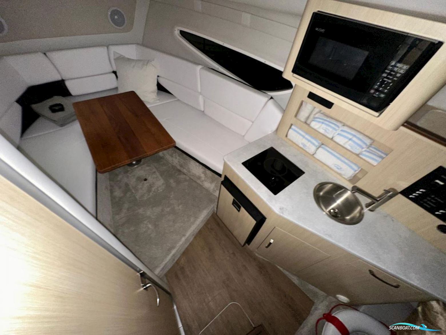 Regal 26 Express Cruiser