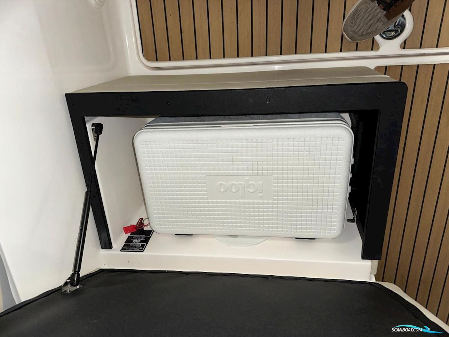 Regal 26 Express Cruiser