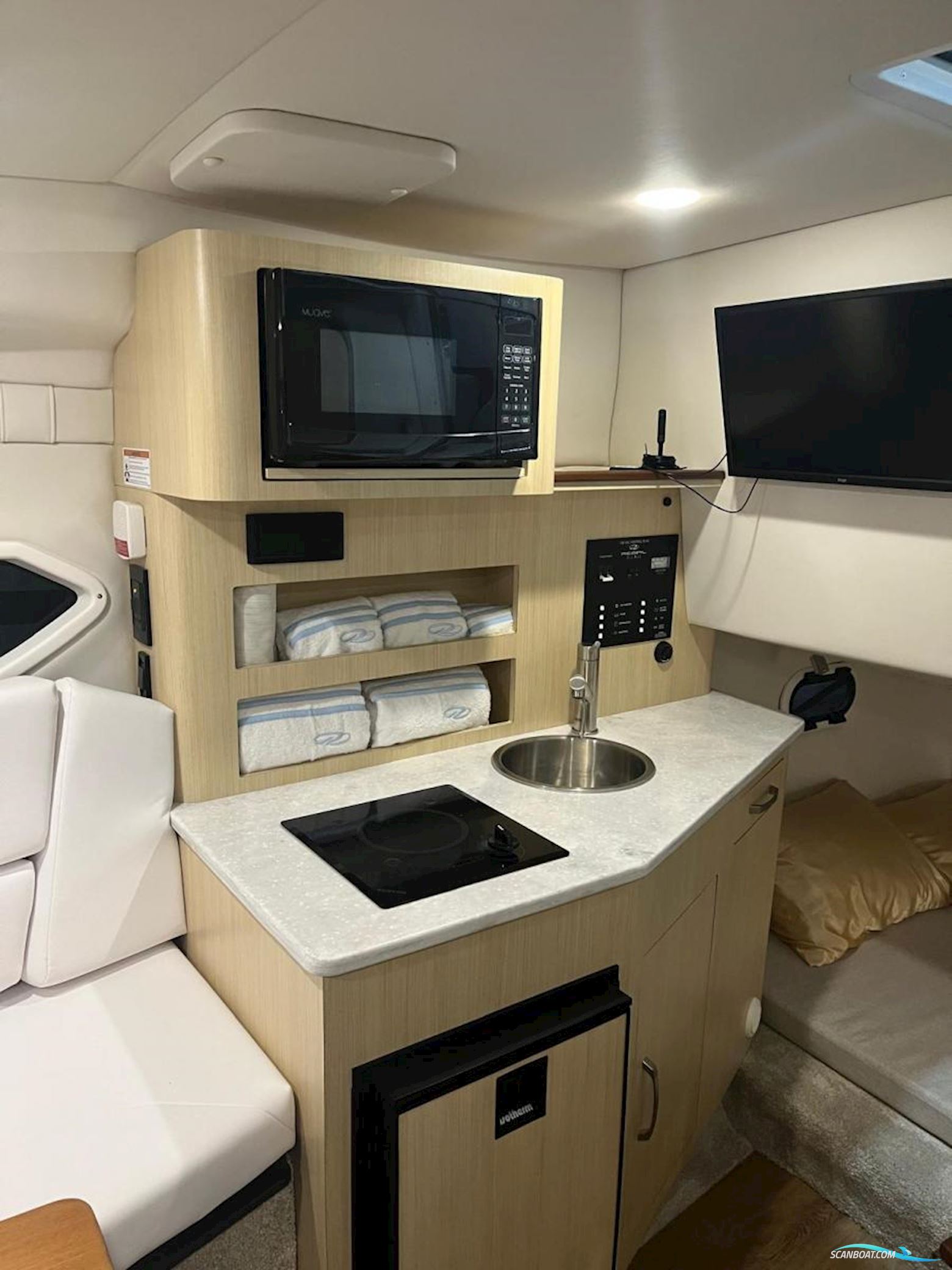 Regal 26 Express Cruiser