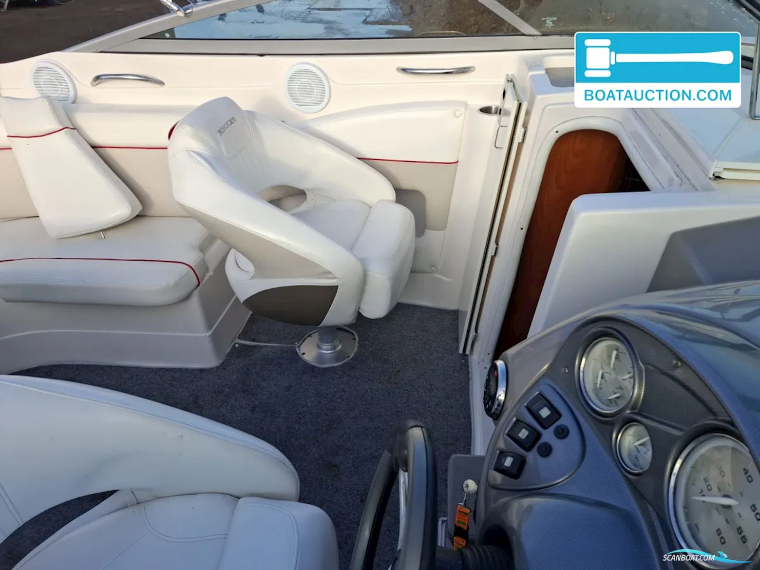 Rinker 246 Captiva Cuddy