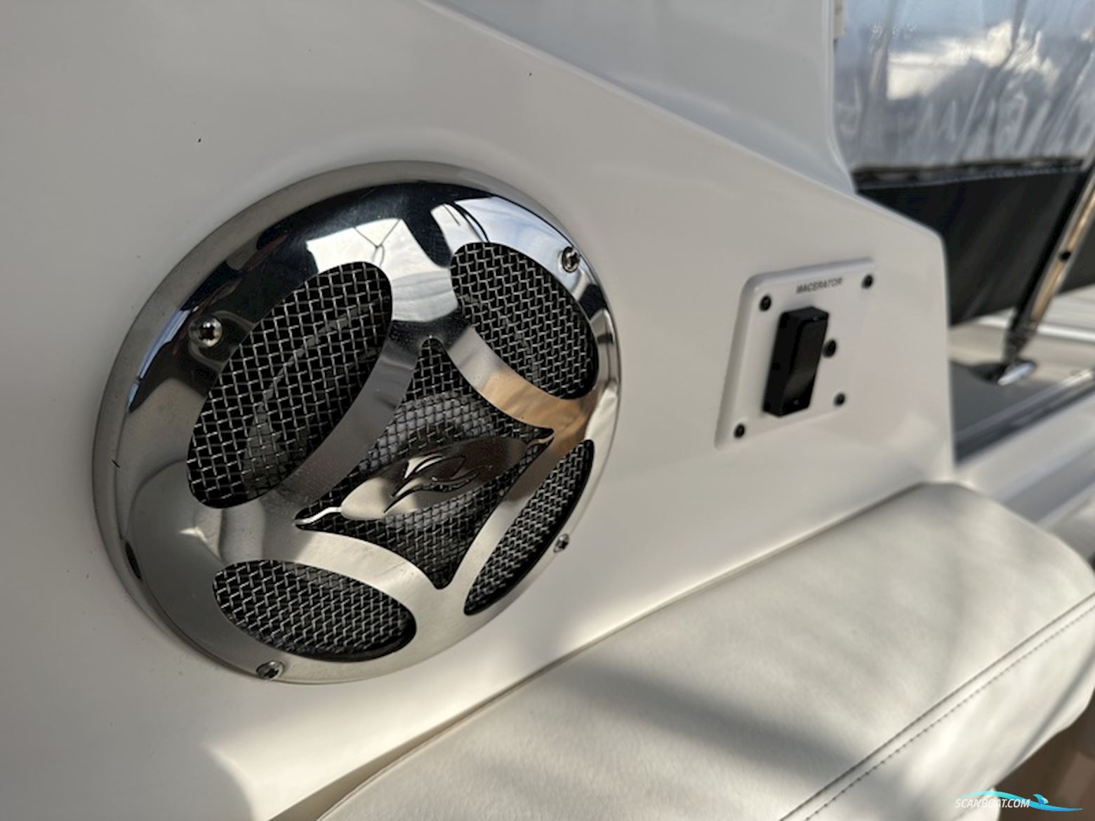 Rinker 260 express cruiser