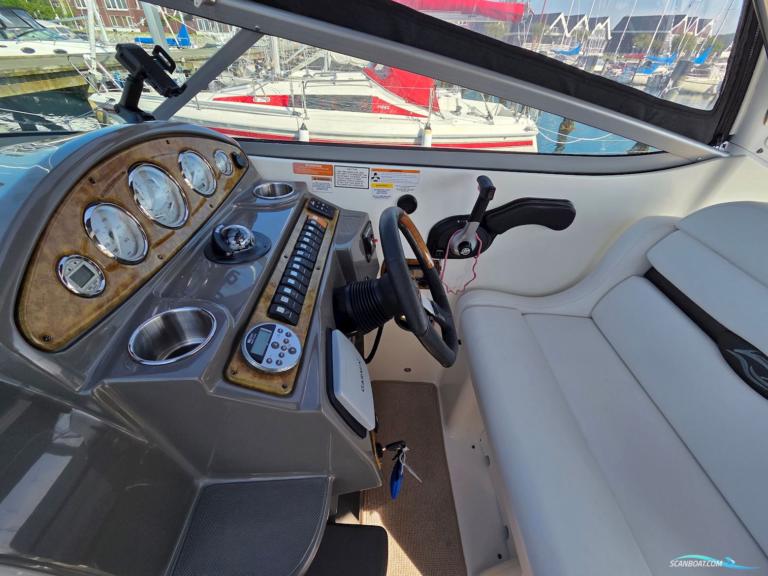 Rinker 260 Express Cruiser