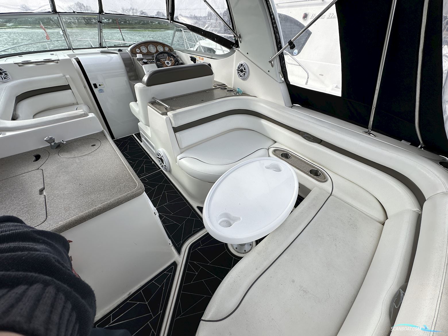 Rinker 280 Cabin Cruiser
