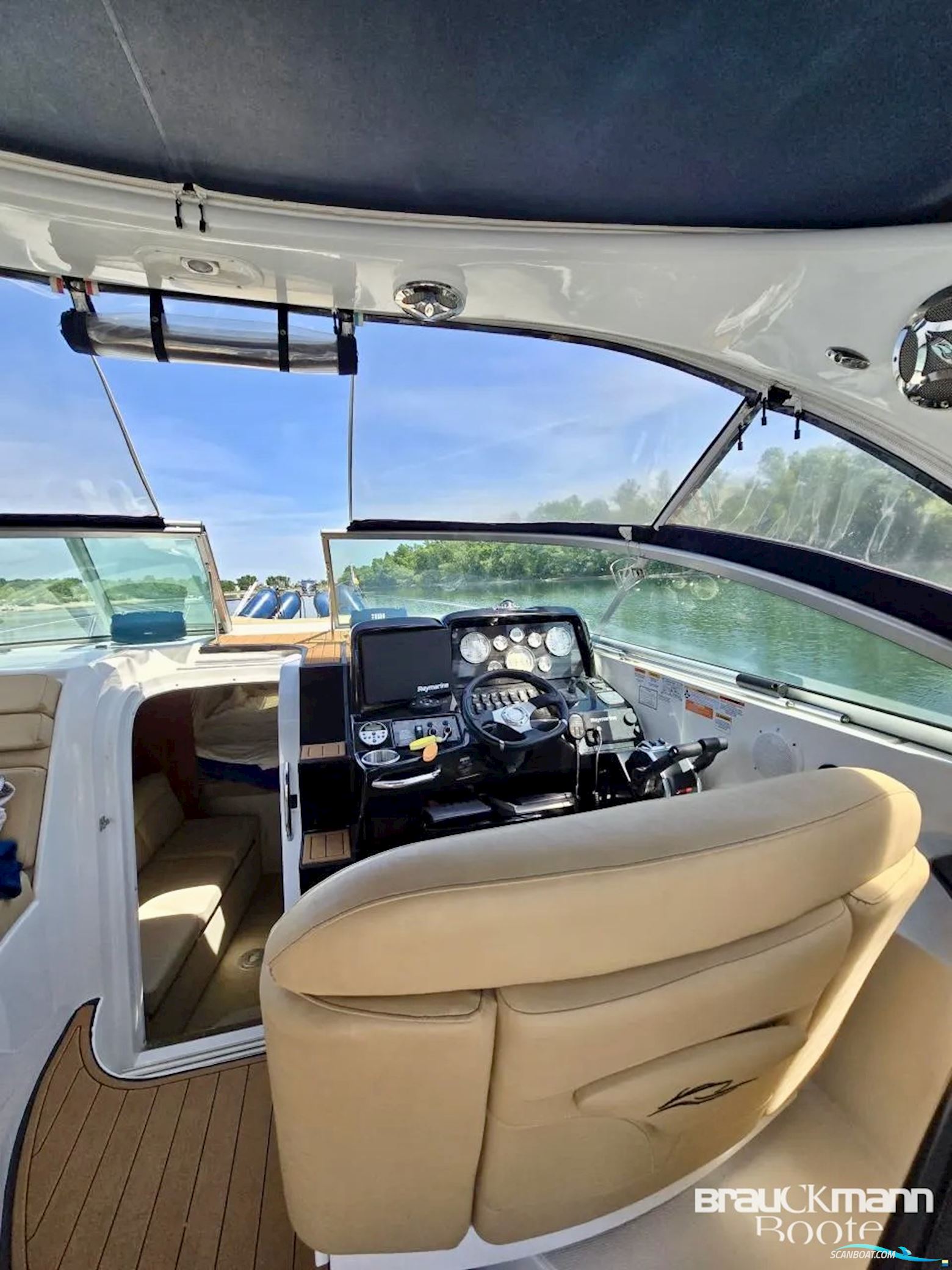 Rinker 310 Express Cruiser