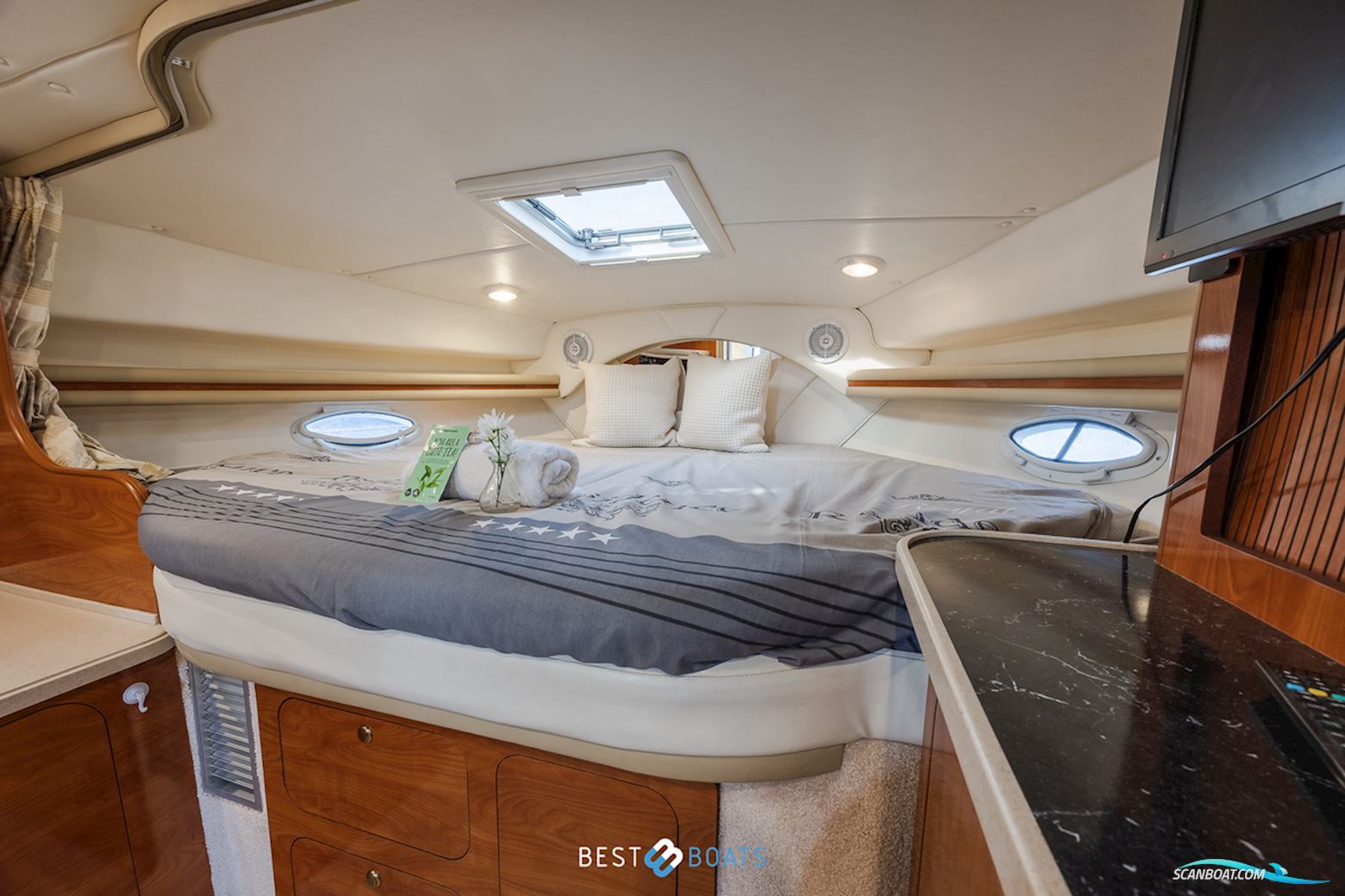 Rinker 342 Fiesta Vee