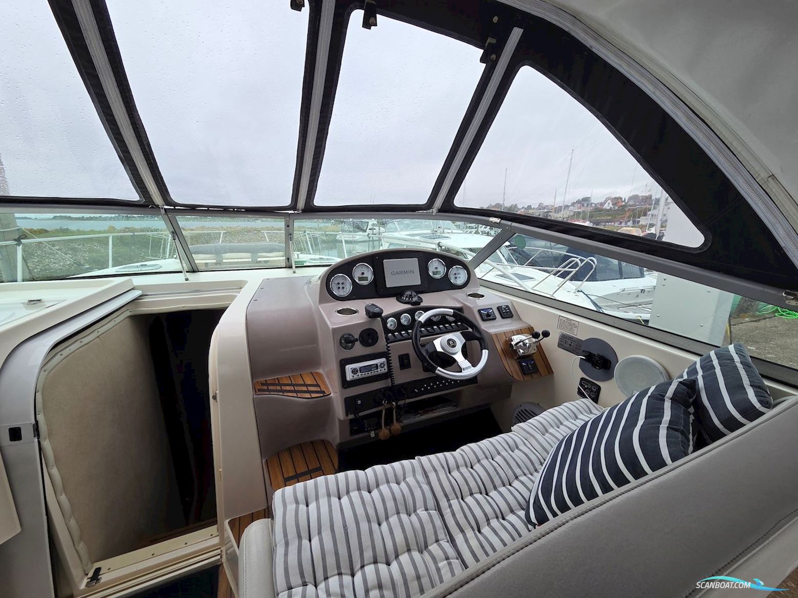 Rinker 360 Fiesta Vee