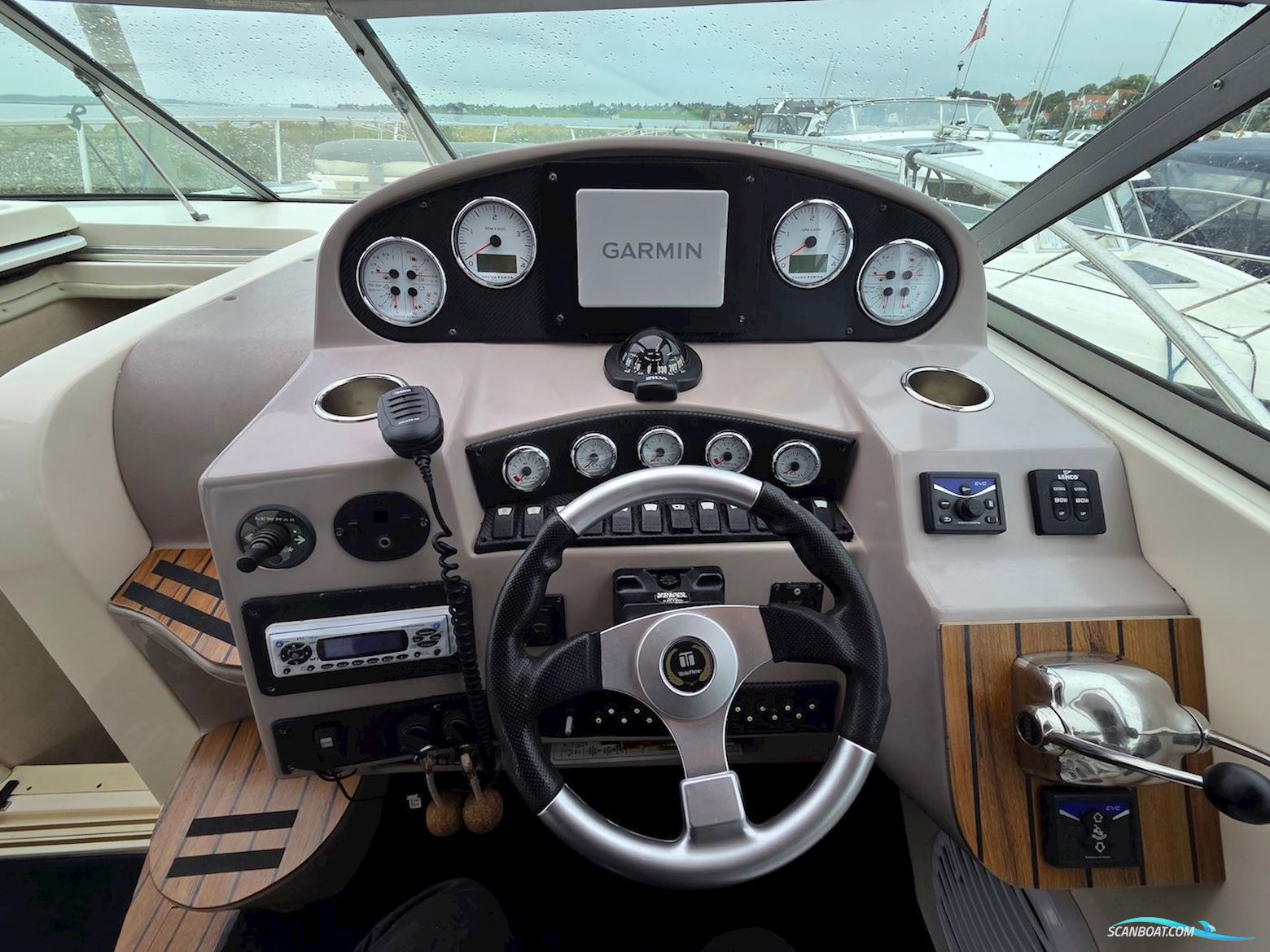 Rinker 360 Fiesta Vee