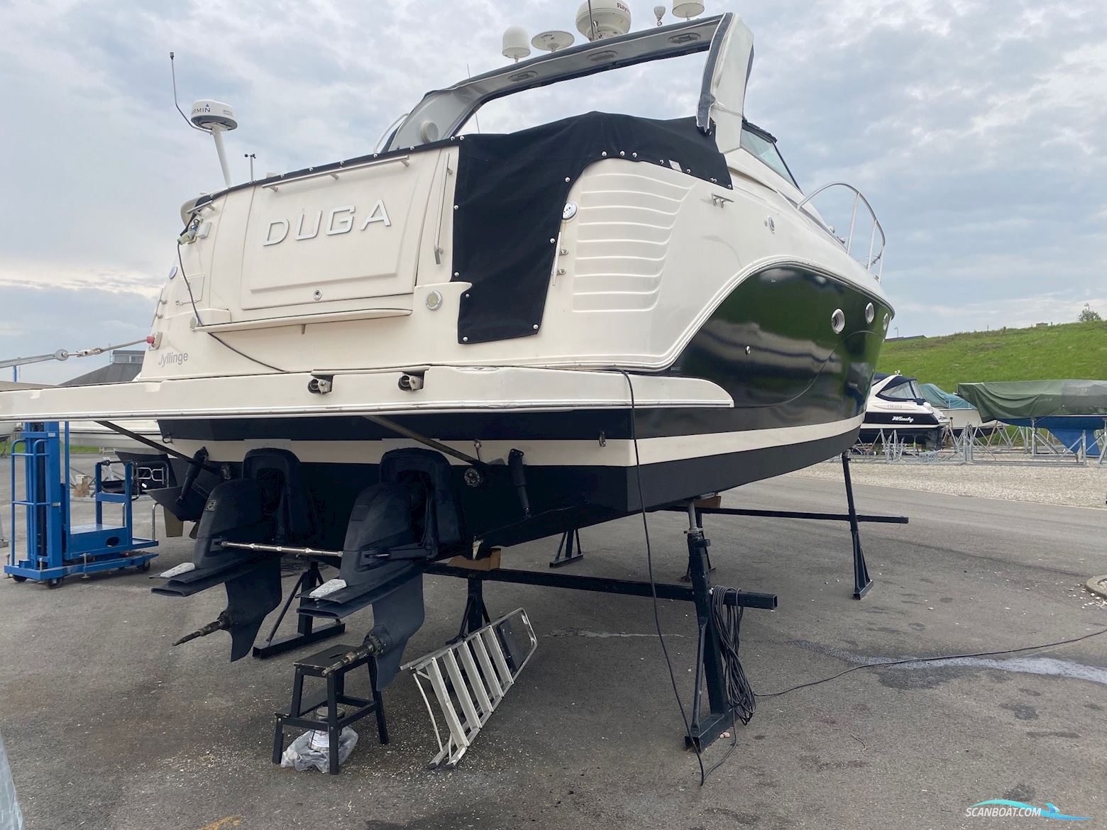 Rinker 360 Fiesta Vee