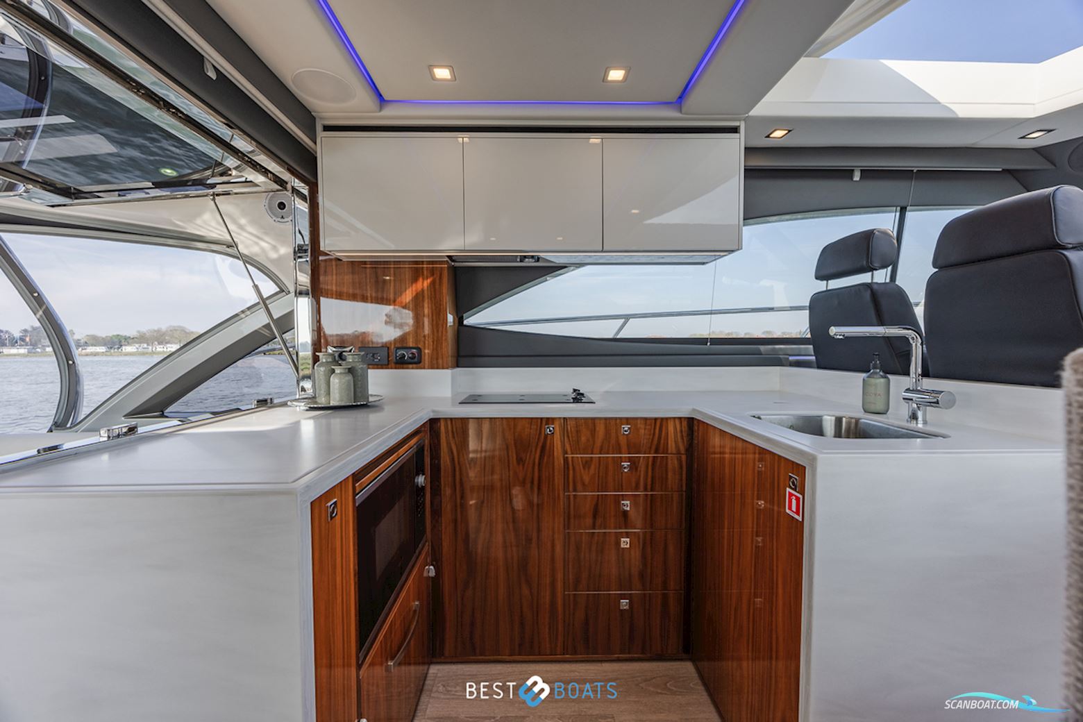 Riviera 4600 SPORT YACHT-PLATINUM EDITION
