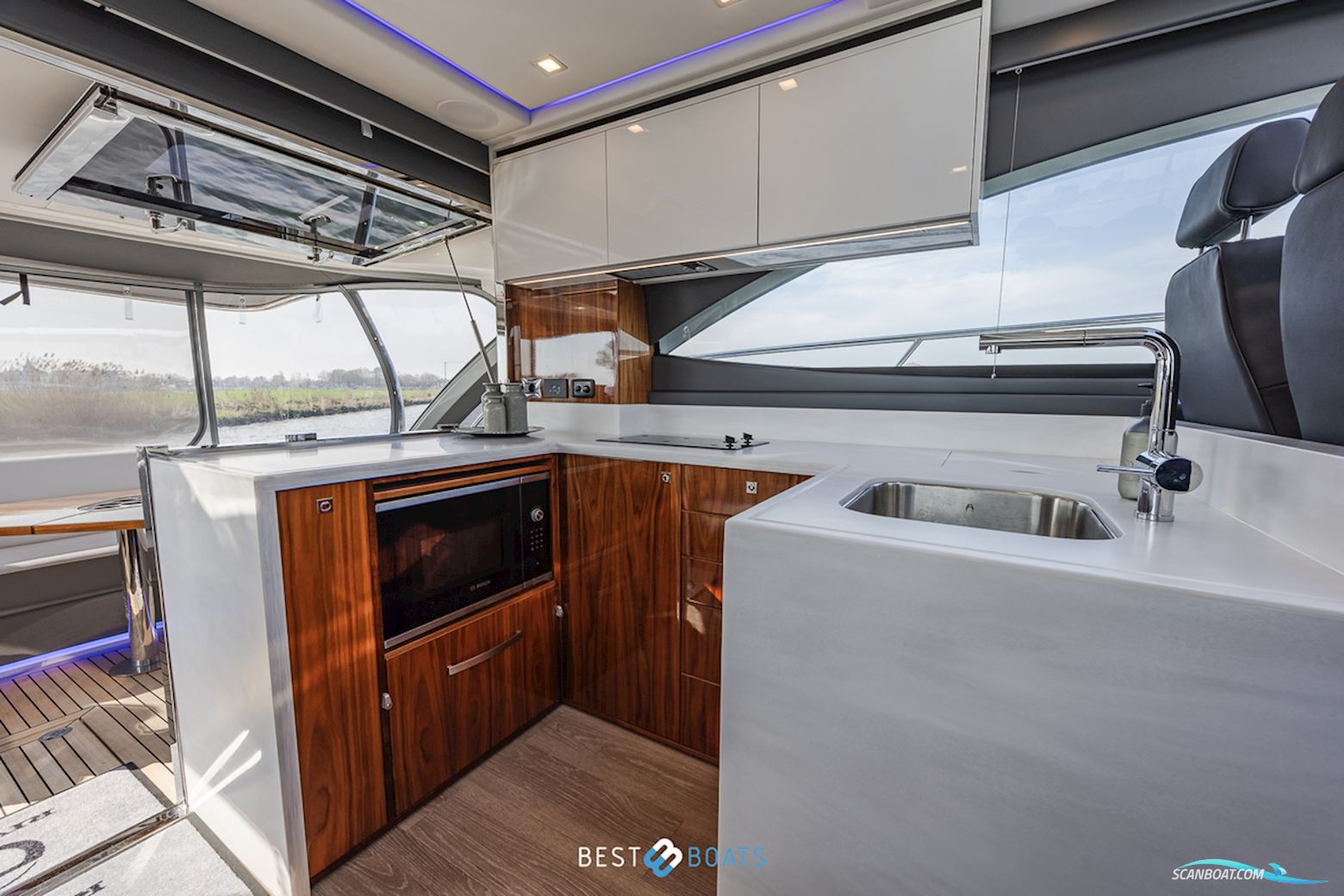 Riviera 4600 SPORT YACHT-PLATINUM EDITION