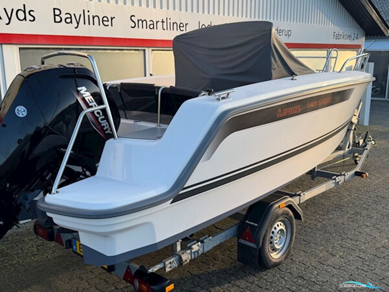 Ryds 548 Sport med F100 Mercury-EFI 4 takt 2,1L og 1000 kg Brenderup bådtrailer