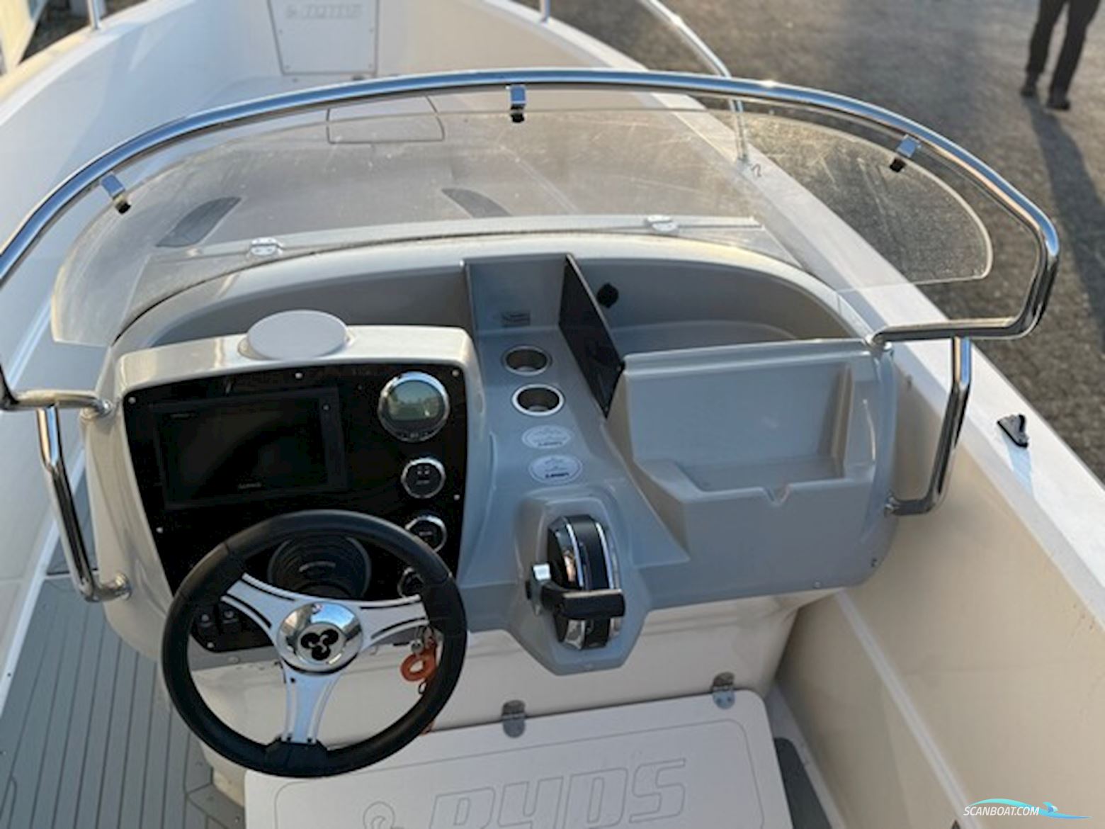 Ryds 548 Sport med F100 Mercury-EFI 4 takt 2,1L og 1000 kg Brenderup bådtrailer