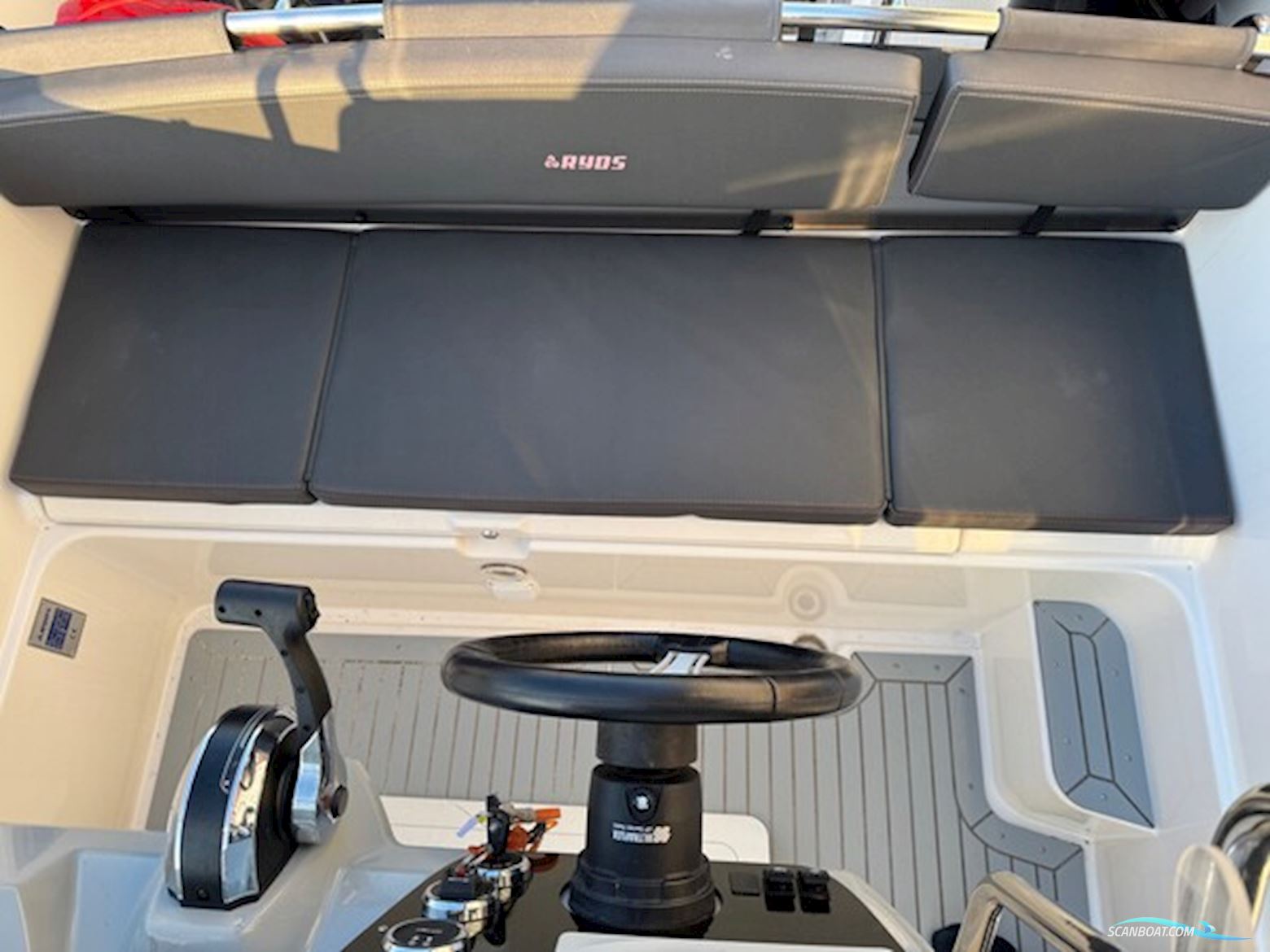 Ryds 548 Sport med F100 Mercury-EFI 4 takt 2,1L og 1000 kg Brenderup bådtrailer