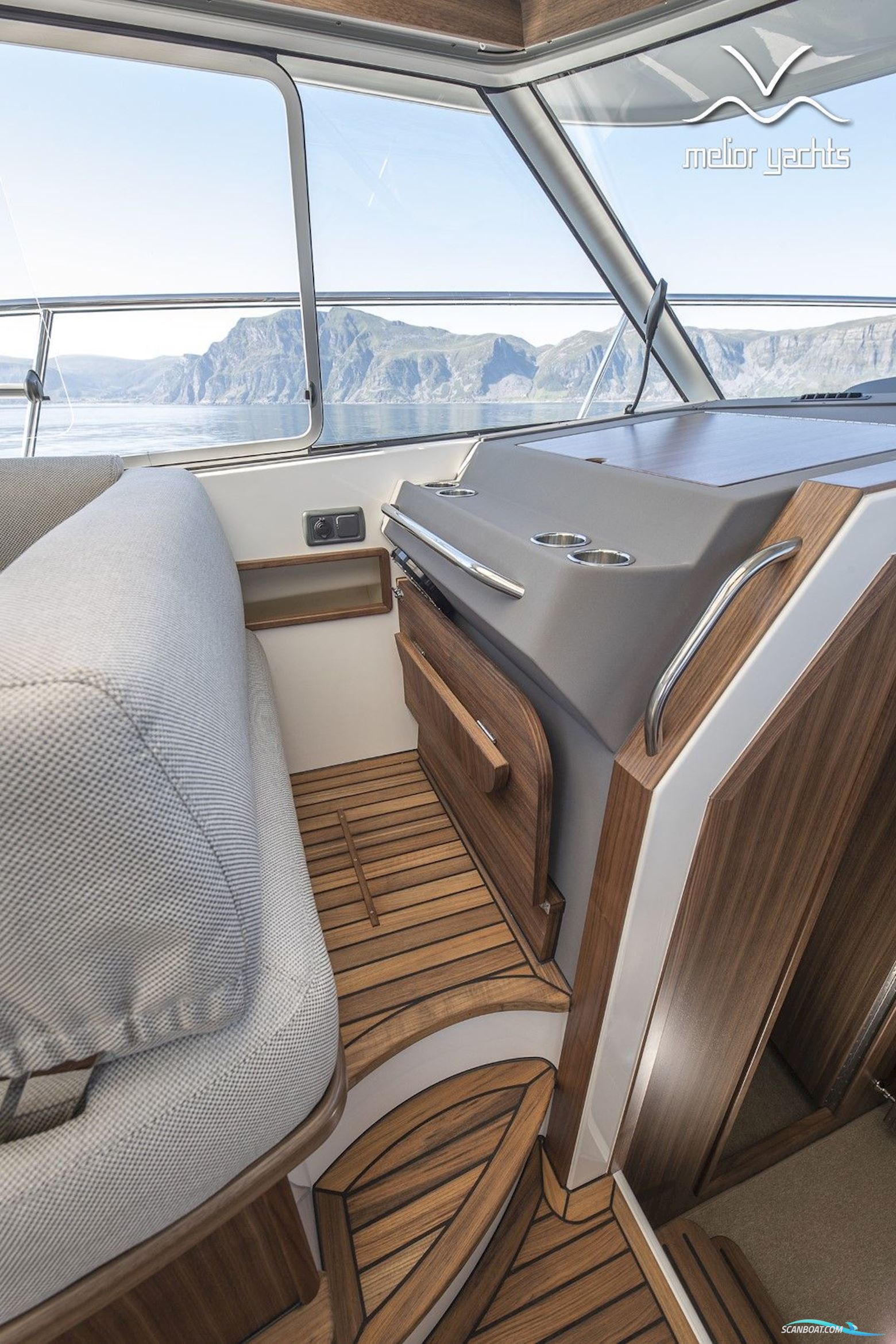 Saga 385 - Edition Walnut Interior