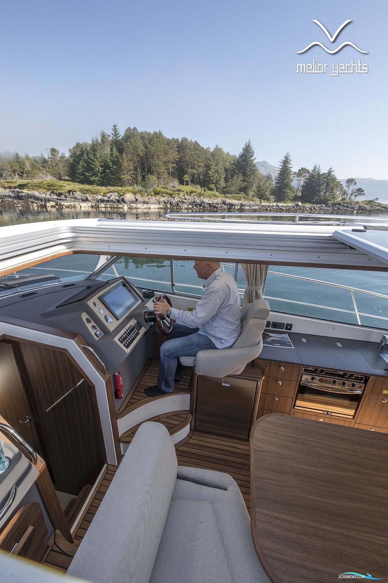 Saga 385 - Edition Walnut Interior