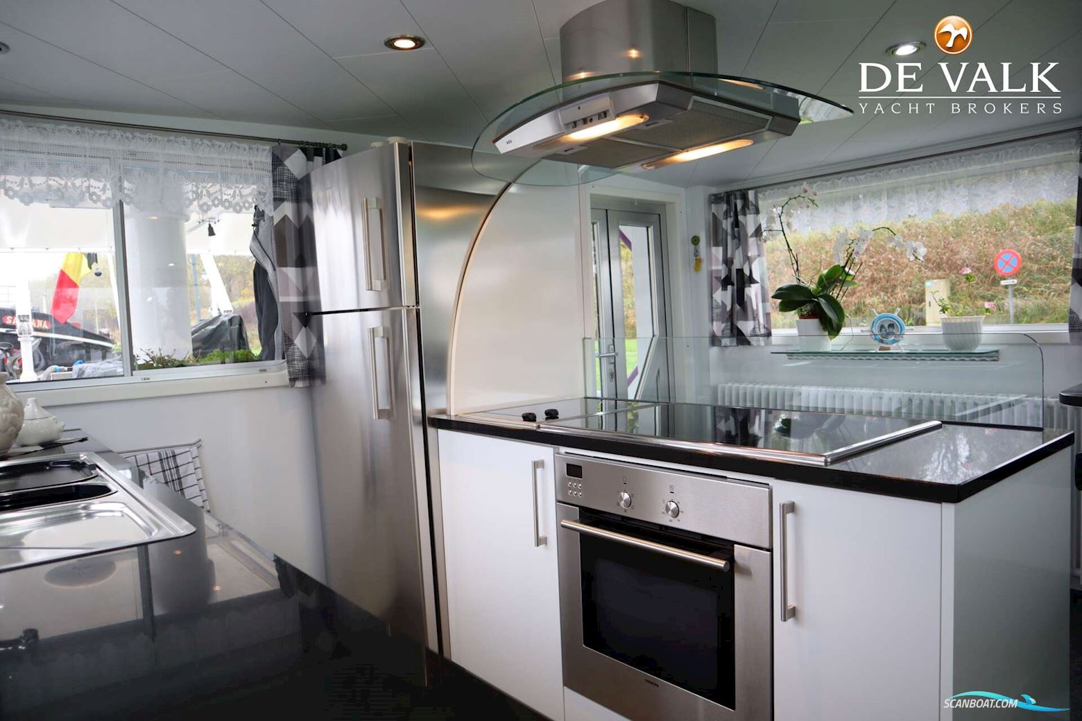 Sailing Houseboat 32M