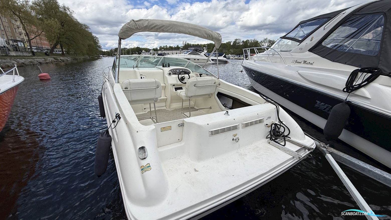 Sea Ray 215 Express Cruiser
