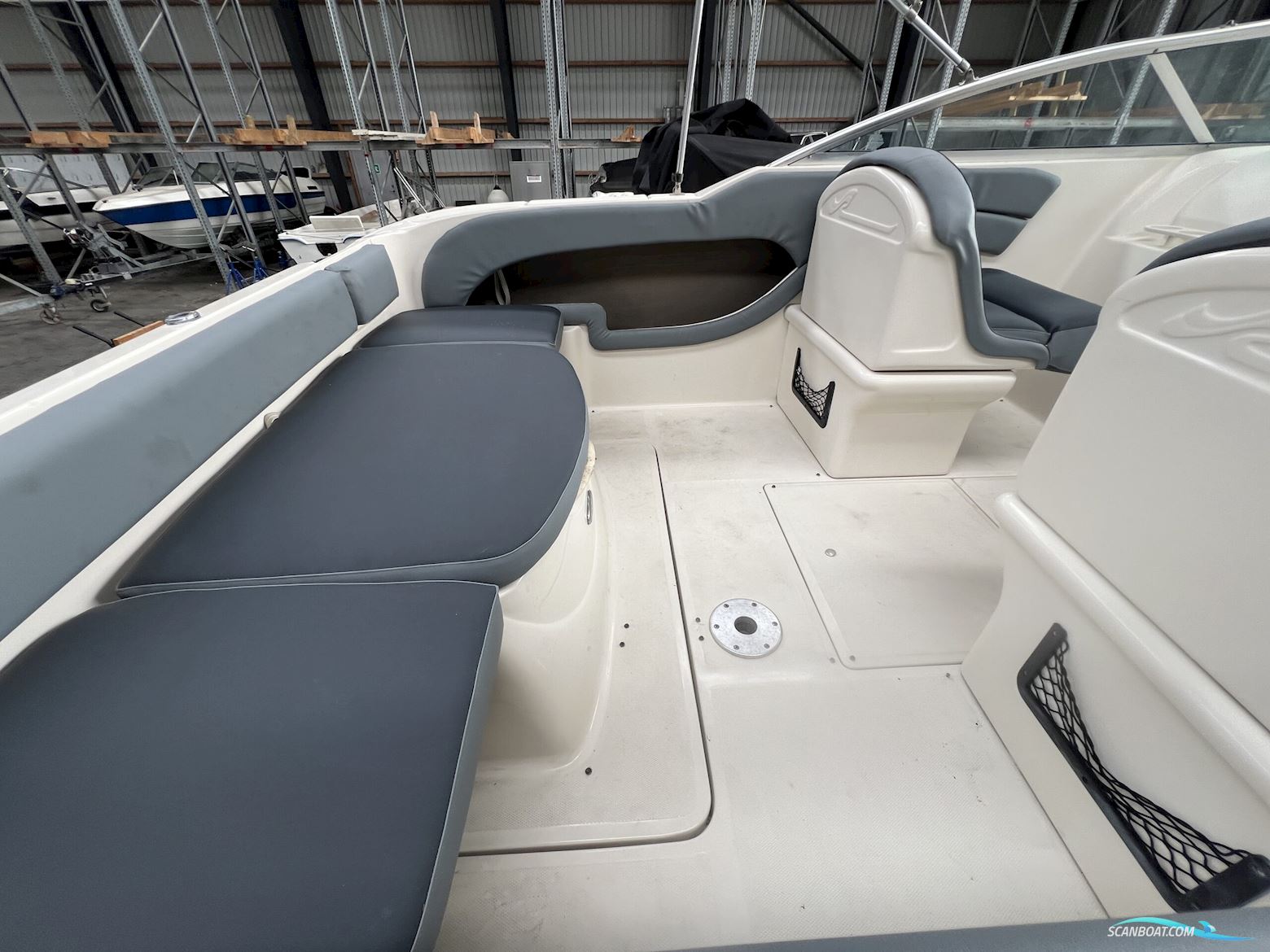 Sea Ray 225 weekender