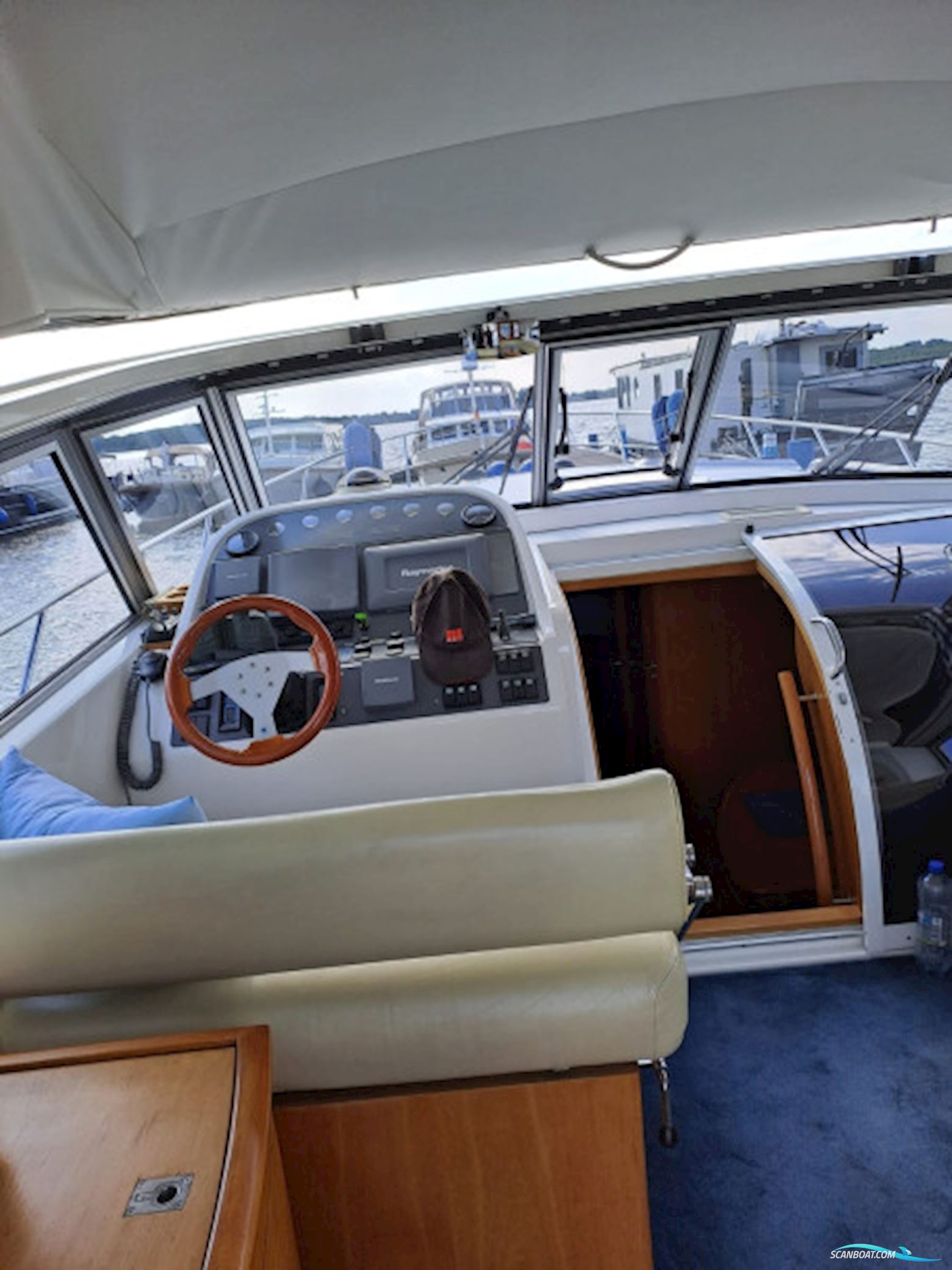 Sea Ray 300 Express Cruiser