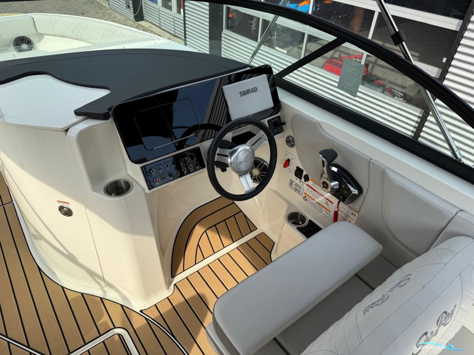 Sea Ray SDX 230