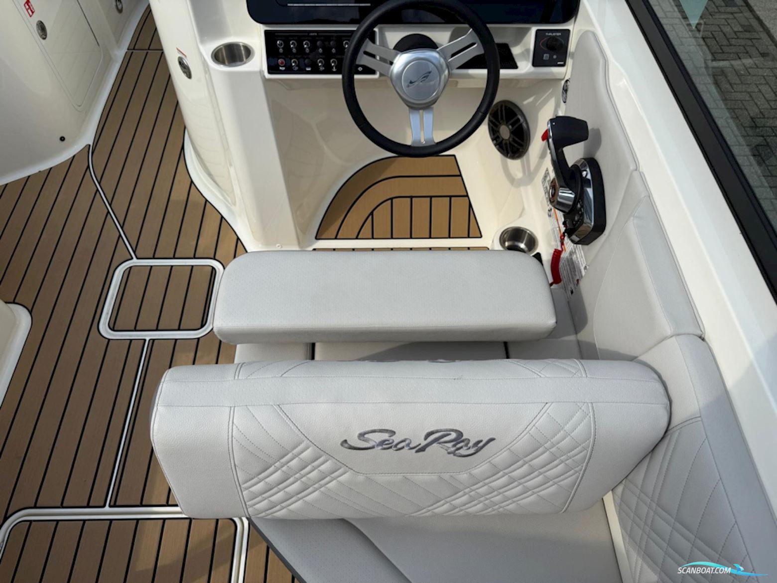 Sea Ray SDX 230