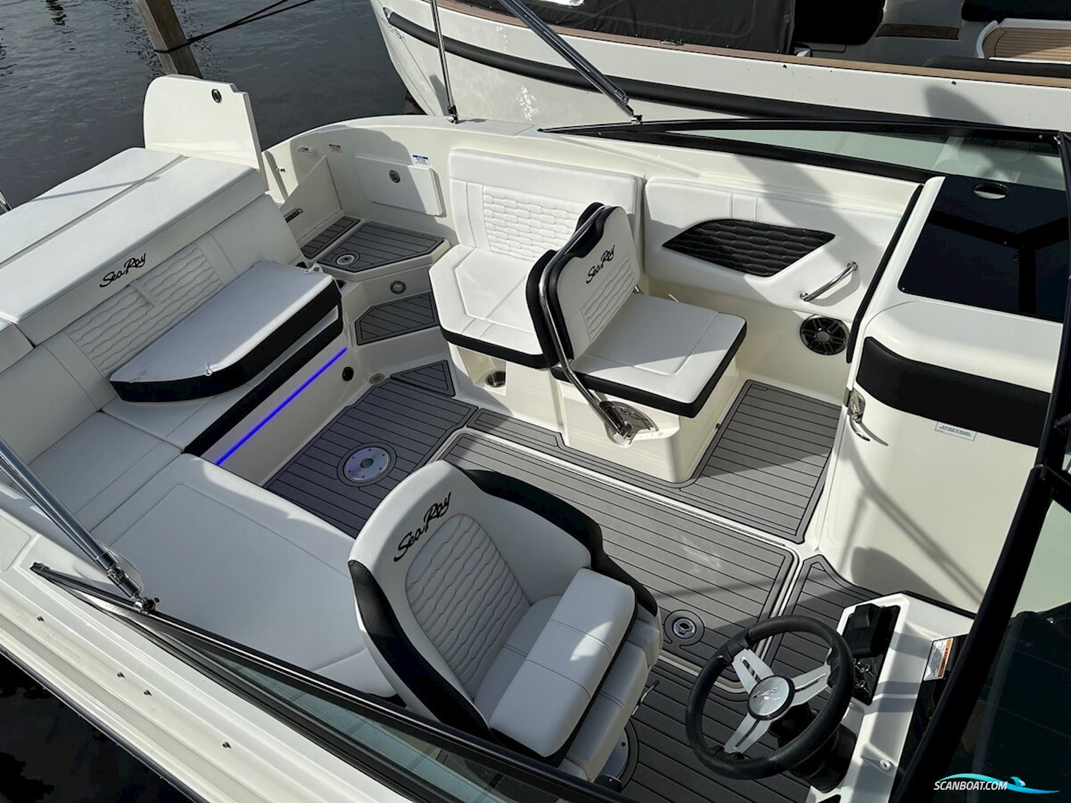 Sea Ray SPX 230 Outboard