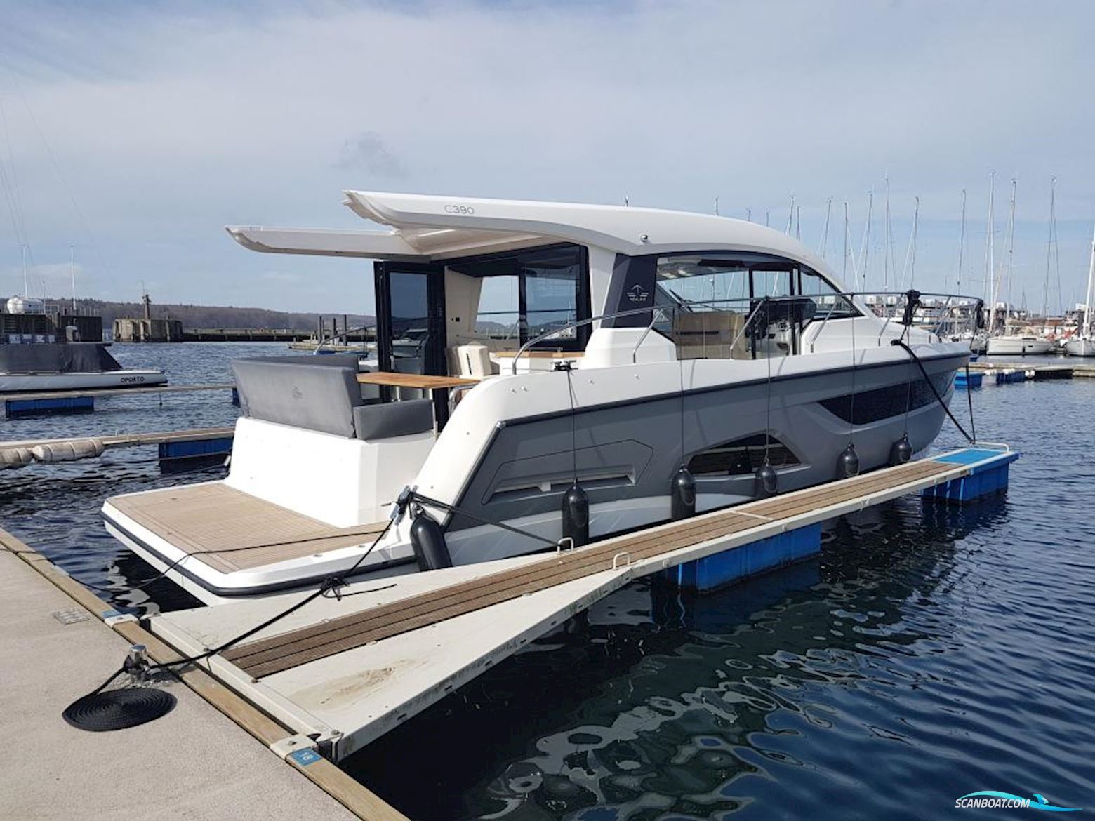 Sealine C 390