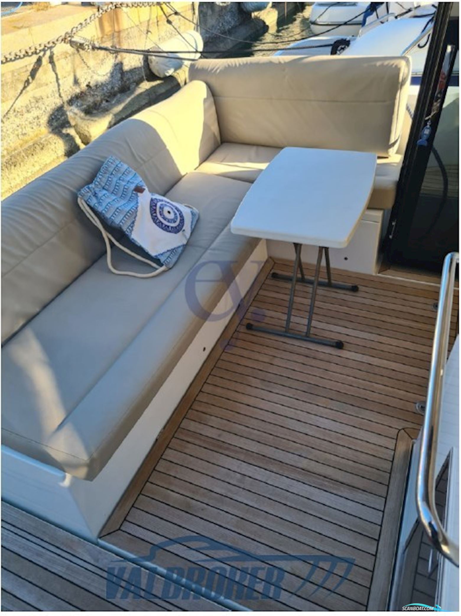 Sealine C330