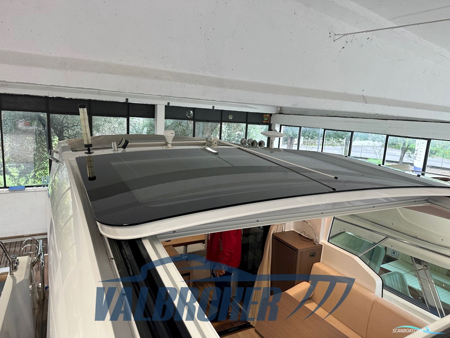 Sealine C335V