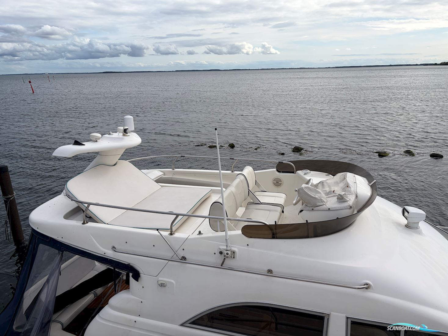 Sealine F33