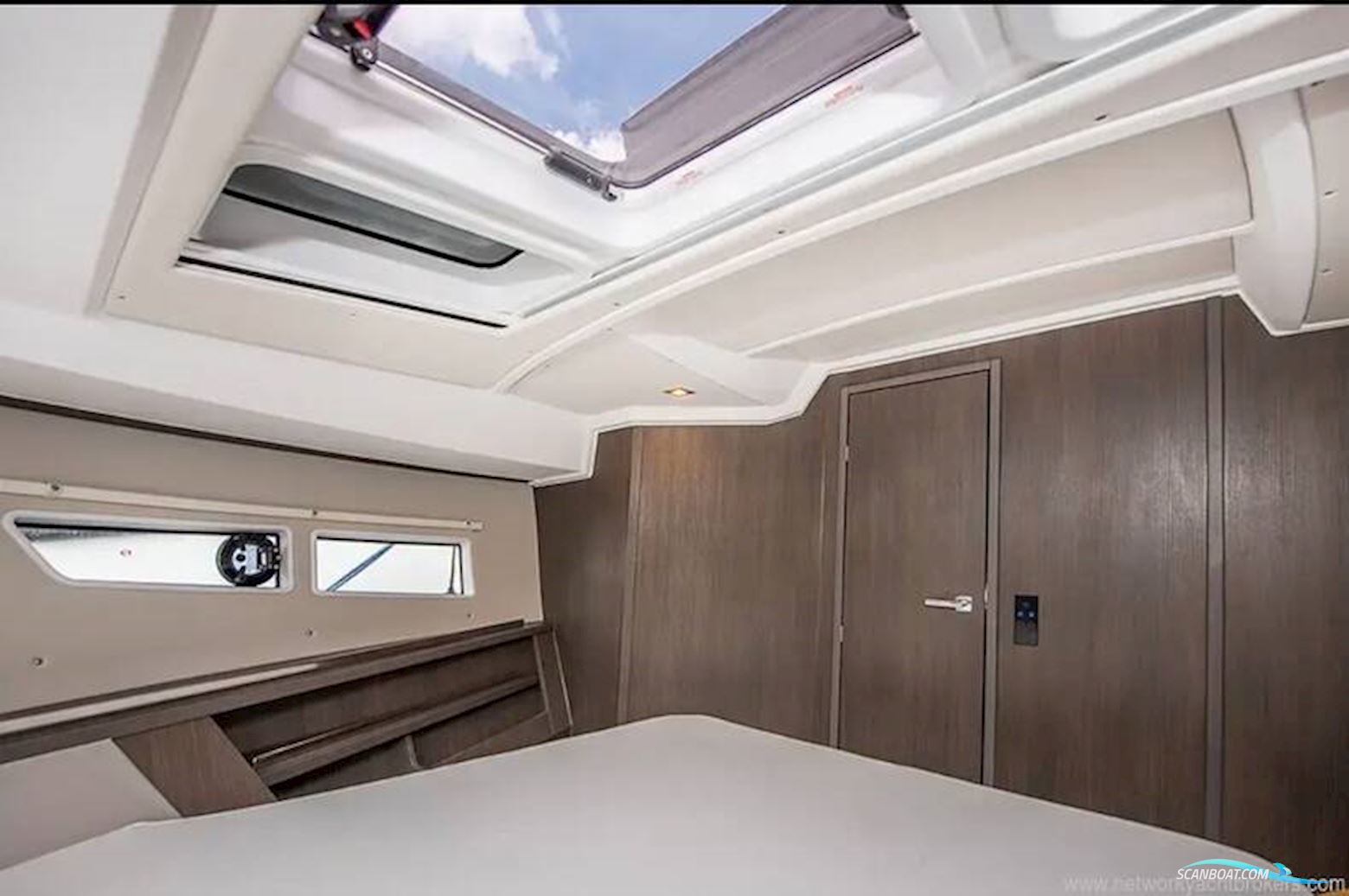 Sealine International C335