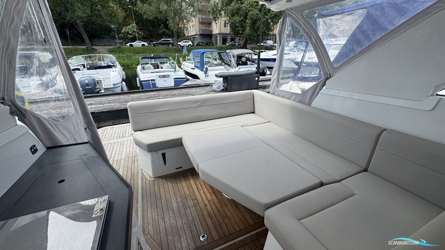 Sealine S330