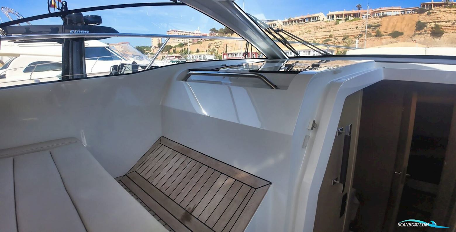 Sealine S335