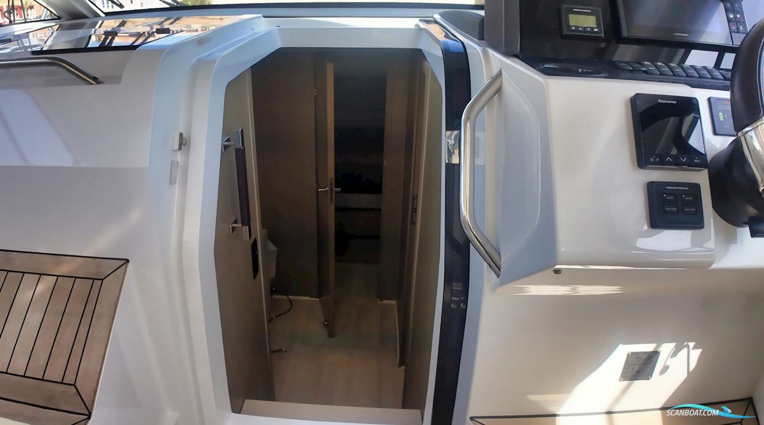 Sealine S335