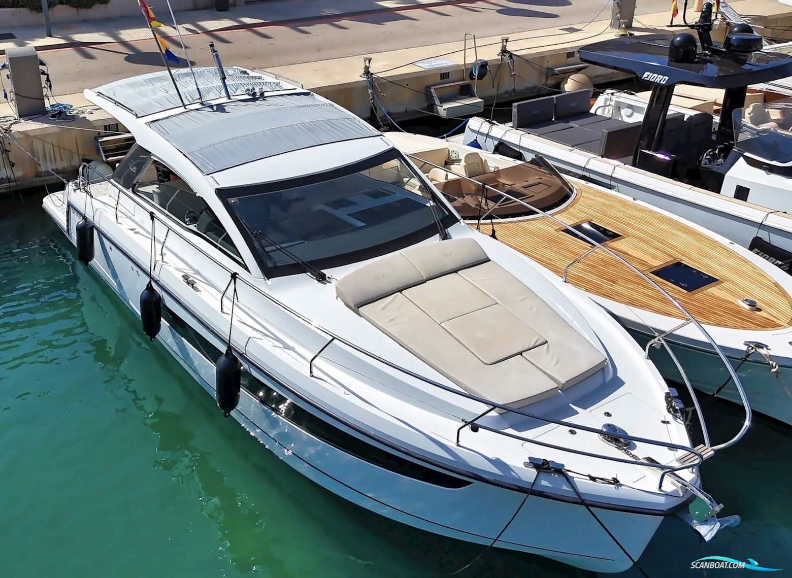 Sealine S335