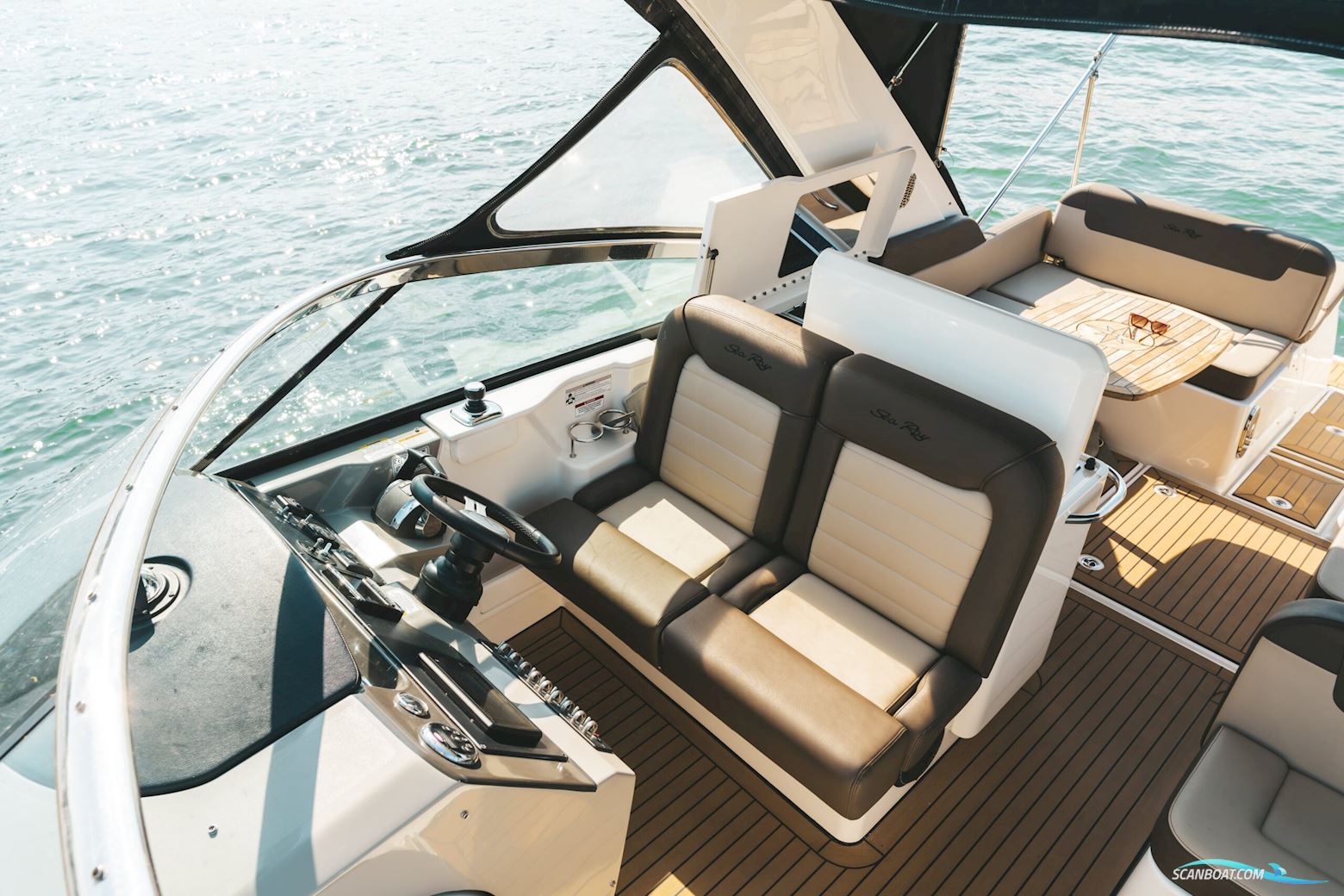 Searay Venture 370